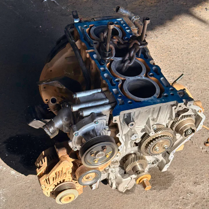Motor aberto preparado para montagem técnica