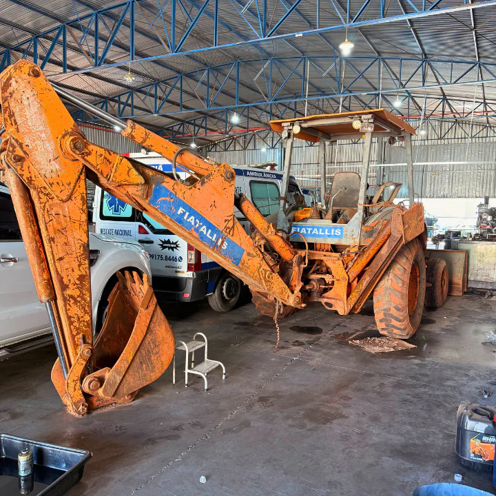 Máquina agrícola presente na área interna da oficina